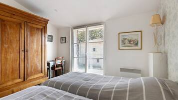 2 habitaciones, tabla de planchar con plancha, wifi y ropa de cama