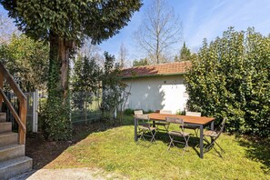 Outdoor dining - Holiday Home 'La Maison Des Poneys' with Private Terrace, Wi-Fi and Air Conditioning (Le Pian-Médoc)