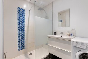 Shower, towels - Holiday Home 'La Maison Des Poneys' with Private Terrace, Wi-Fi and Air Conditioning (Le Pian-Médoc)