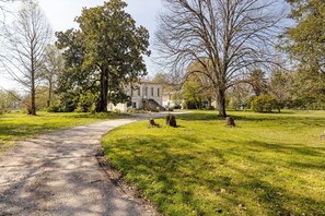 Property grounds - Holiday Home 'La Maison Des Poneys' with Private Terrace, Wi-Fi and Air Conditioning (Le Pian-Médoc)