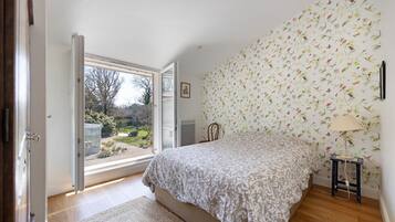 2 habitaciones, tabla de planchar con plancha, wifi y ropa de cama