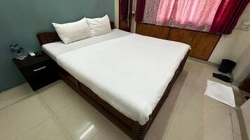 Phòng đôi Deluxe | Bàn, khu vực làm việc phù hợp cho laptop, phòng cách âm