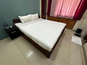Deluxe Double Room | Desk, laptop workspace, soundproofing, iron/ironing board - Amicable Corporate Apartment (Mumbai)