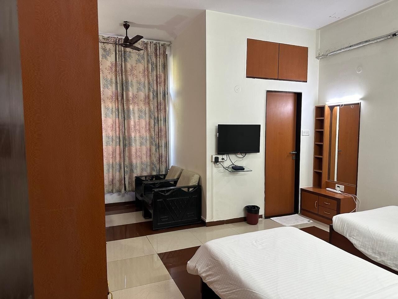 Standard Double Room | Desk, laptop workspace, soundproofing, iron/ironing board