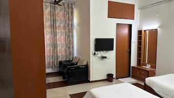 Standard Double Room | Desk, laptop workspace, soundproofing, iron/ironing board