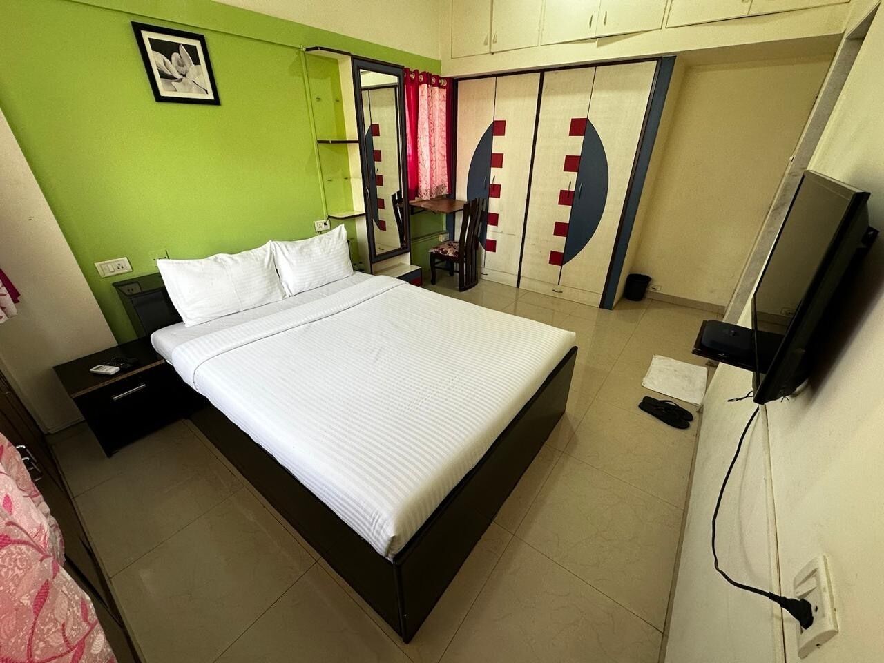 Deluxe Double Room | Desk, laptop workspace, soundproofing, iron/ironing board