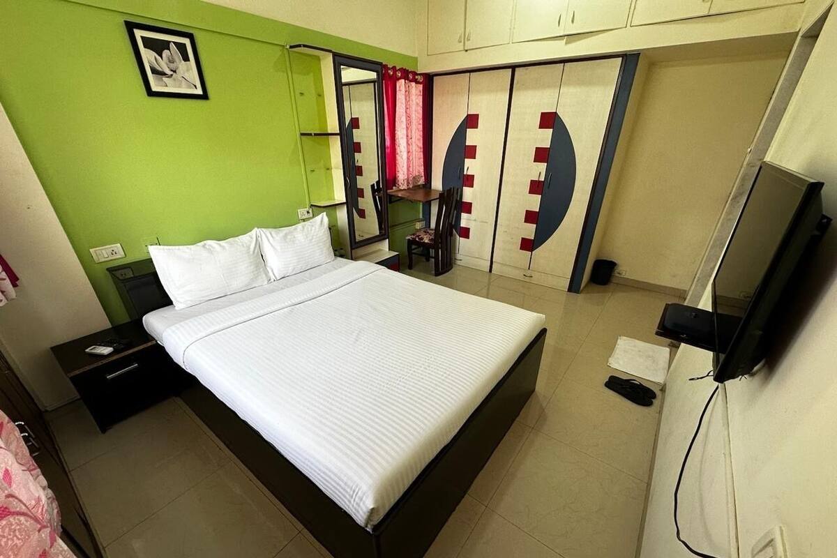 Deluxe Double Room | Desk, laptop workspace, soundproofing, iron/ironing board