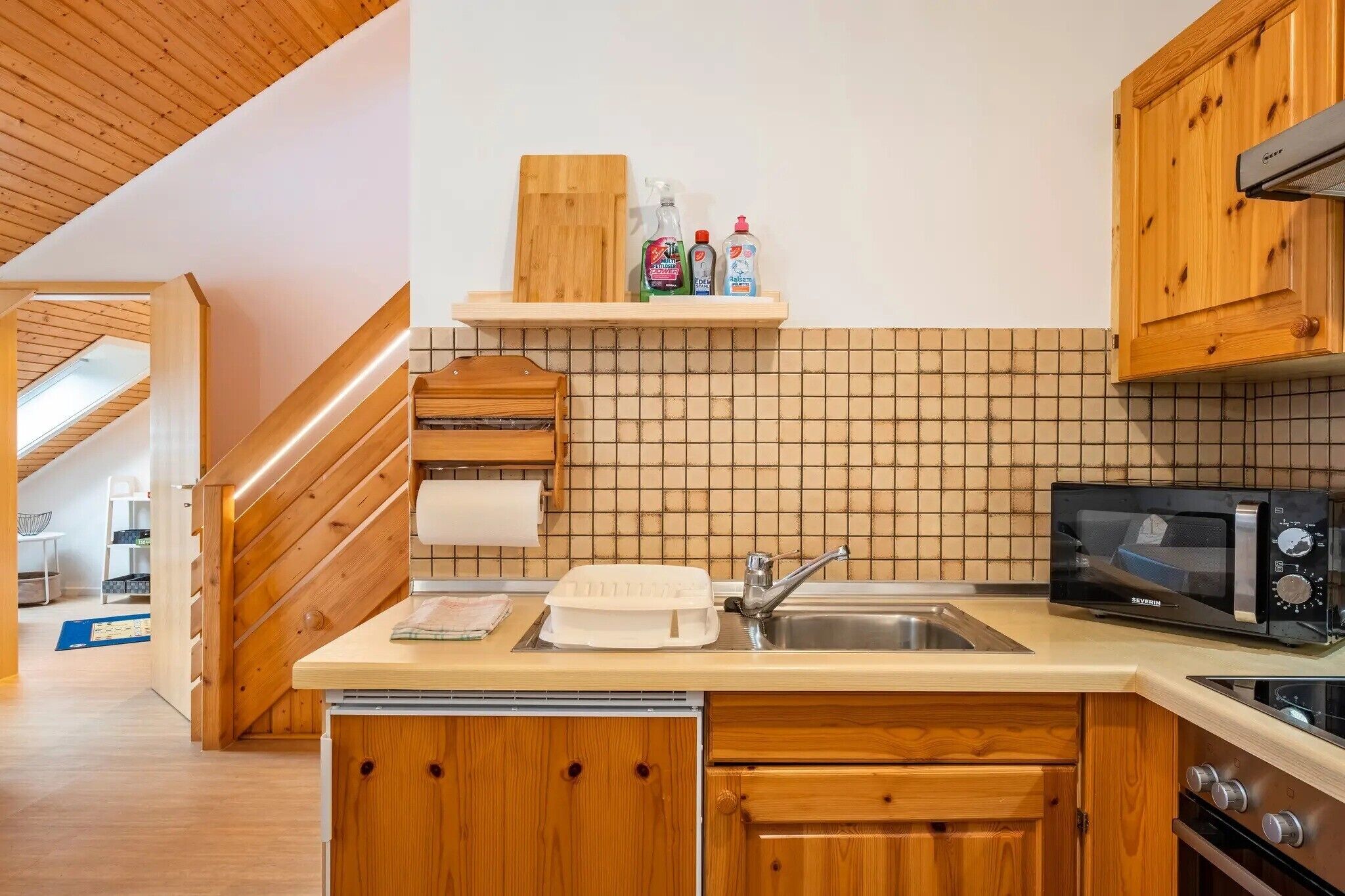 Fridge, oven, stovetop, coffee/tea maker