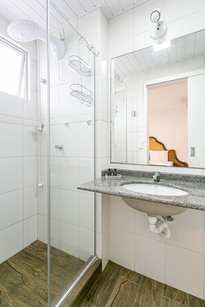 Hair dryer, towels - 150m from the beach | 60" Smart TV #CHA15 (Florianópolis)