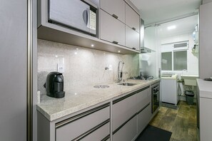 Fridge, microwave, oven, coffee/tea maker - 150m from the beach | 60" Smart TV #CHA15 (Florianópolis)