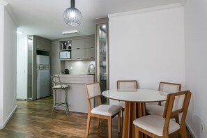 Dining - 150m from the beach | 60" Smart TV #CHA15 (Florianópolis)