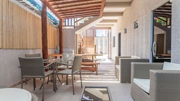 Apartment | Outdoor dining