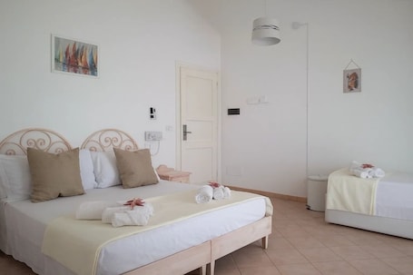 Quarto triplo standard | Frigobar, cofres nos quartos, Wi-Fi de cortesia, roupa de cama. Hotiday Baja Sardinia Seaside