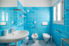Haartrockner, Bidet, Handtücher, Toilettenpapier