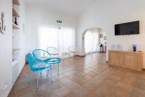 Lobby sitting area - Hotiday Baja Sardinia Seaside (Baja Sardinia)