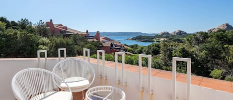 Habitación superior con 1 cama matrimonial o 2 individuales, vista al mar | Terraza o patio