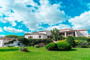 Front of property - Hotiday Baja Sardinia Seaside (Baja Sardinia)