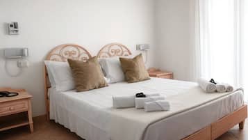 Standard Quadruple Room | Minibar, in-room safe, free WiFi, bed sheets