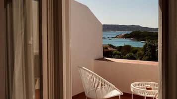 Minibar, brankas, Wi-Fi gratis, dan seprai linen