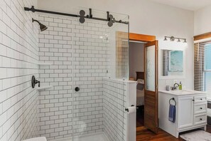 Shower, towels, soap, toilet paper - Historic Charm: Spacious 4BR Retreat Sleeps 11 (Grandview)