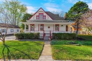 Exterior - Historic Charm: Spacious 4BR Retreat Sleeps 11 (Grandview)