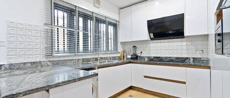 Kühlschrank, Mikrowelle, Ofen, Herdplatte