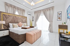 4 bedrooms, iron/ironing board, free WiFi, bed sheets - 4 Bedroom En-Suite, Wi-Fi, Secured, 24/7 Power (Lekki)
