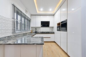 Fridge, microwave, oven, stovetop - 4 Bedroom En-Suite, Wi-Fi, Secured, 24/7 Power (Lekki)
