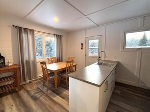 Private kitchen - Gite du Ruisseau: maison 3 chambres, secteur tranquille à Lamarche, Qc CAN (Lamarche)