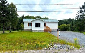 Exterior - Gite du Ruisseau: maison 3 chambres, secteur tranquille à Lamarche, Qc CAN (Lamarche)