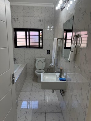 Hair dryer, towels, soap, toilet paper - MY HOME 2-bedroom house in fabulous Lusaka with cool AC (Lusaka)