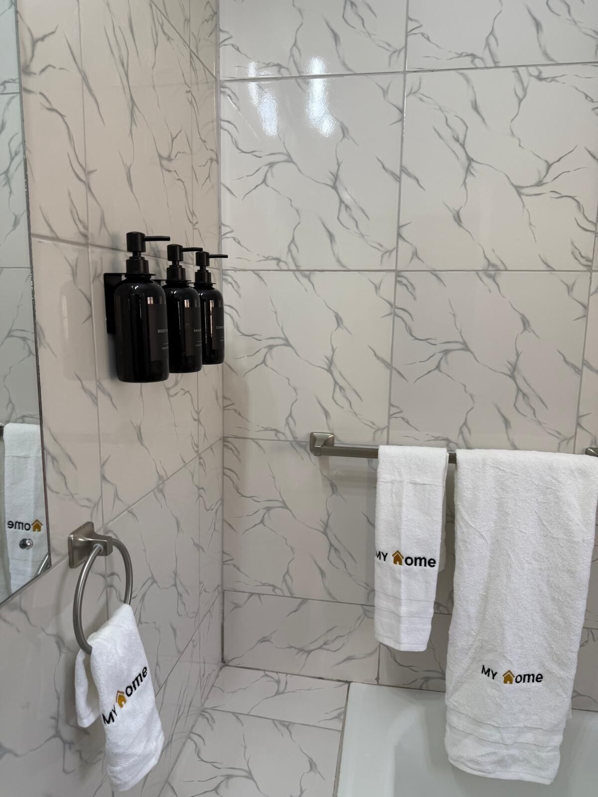 Secador de pelo, toallas, jabón y papel higiénico