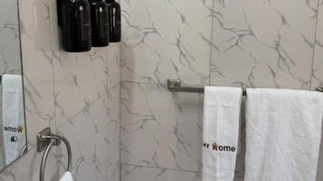 Secador de pelo, toallas, jabón y papel higiénico