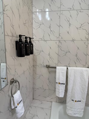 Secador de pelo, toallas, jabón y papel higiénico