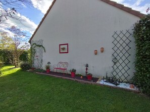 Property grounds - Bed and breakfast. Pets allowed. (Marcilly-en-Villette)