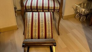 A wooden chair with a striped cushion and a heart-shaped pillow. - Bed and breakfast. Pets allowed. (Marcilly-en-Villette)