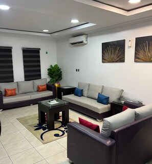 Appartement, 4 chambres | Aire de séjour | Téléviseur connecté de 50 po avec télévision numérique, Netflix, Hulu