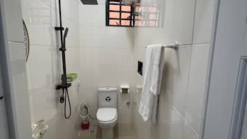 Studio – deluxe | Bad | Dusj, håndklær, såpe og toalettpapir