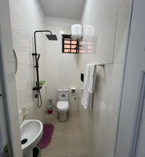 Studio – deluxe | Bad | Dusj, håndklær, såpe og toalettpapir