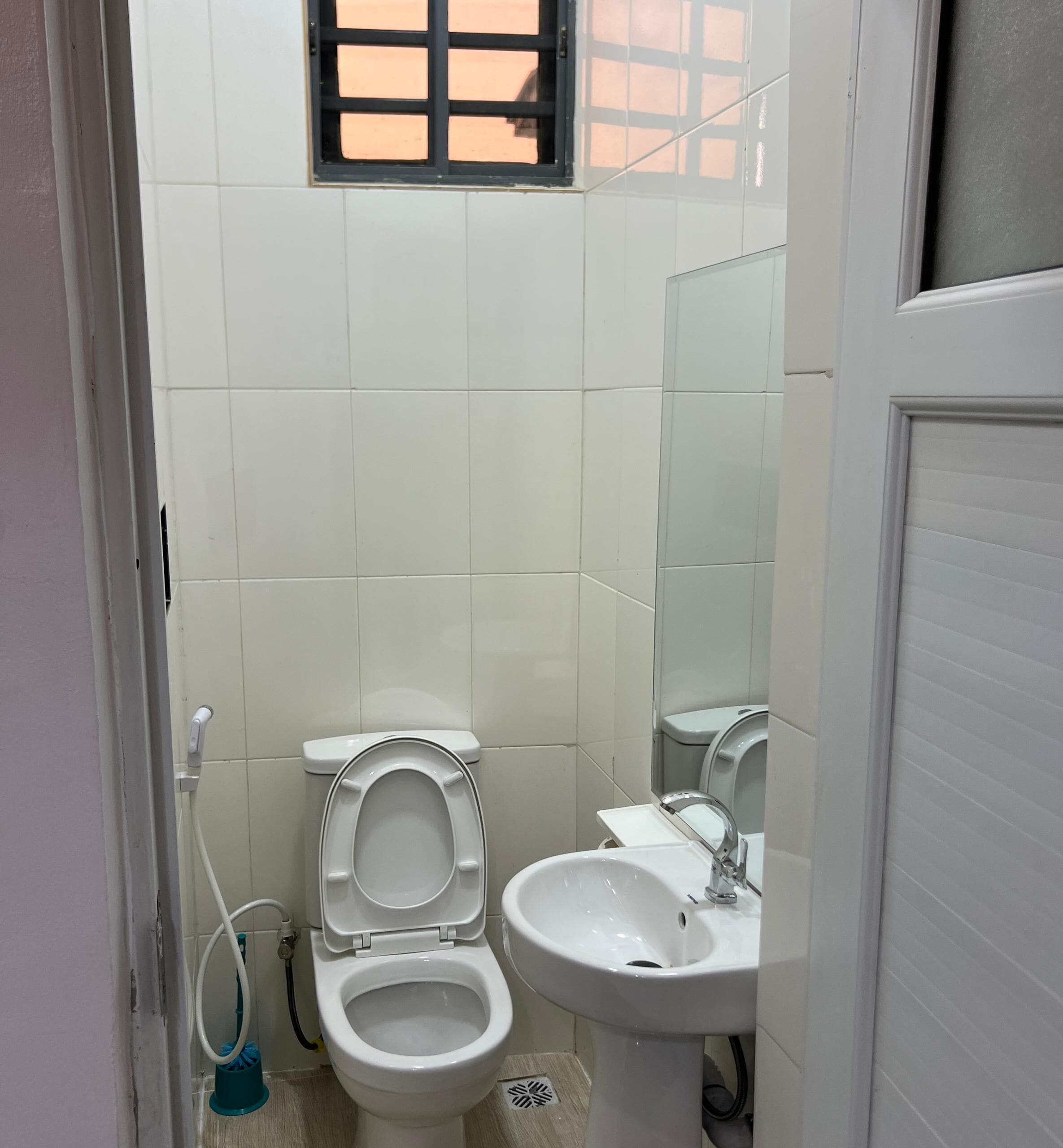 A bathroom with a toilet, bidet, and sink.