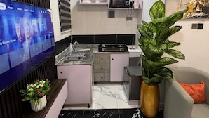 スーペリア スタジオ | 専用キッチン | 冷蔵庫、電子レンジ、コンロ、電気ポット