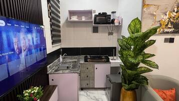 Superior-studio | Yksityinen keittiö | Jääkaappi, mikroaaltouuni, liesi, vedenkeitin