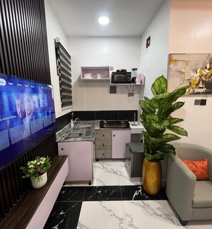 Superior-studio | Yksityinen keittiö | Jääkaappi, mikroaaltouuni, liesi, vedenkeitin