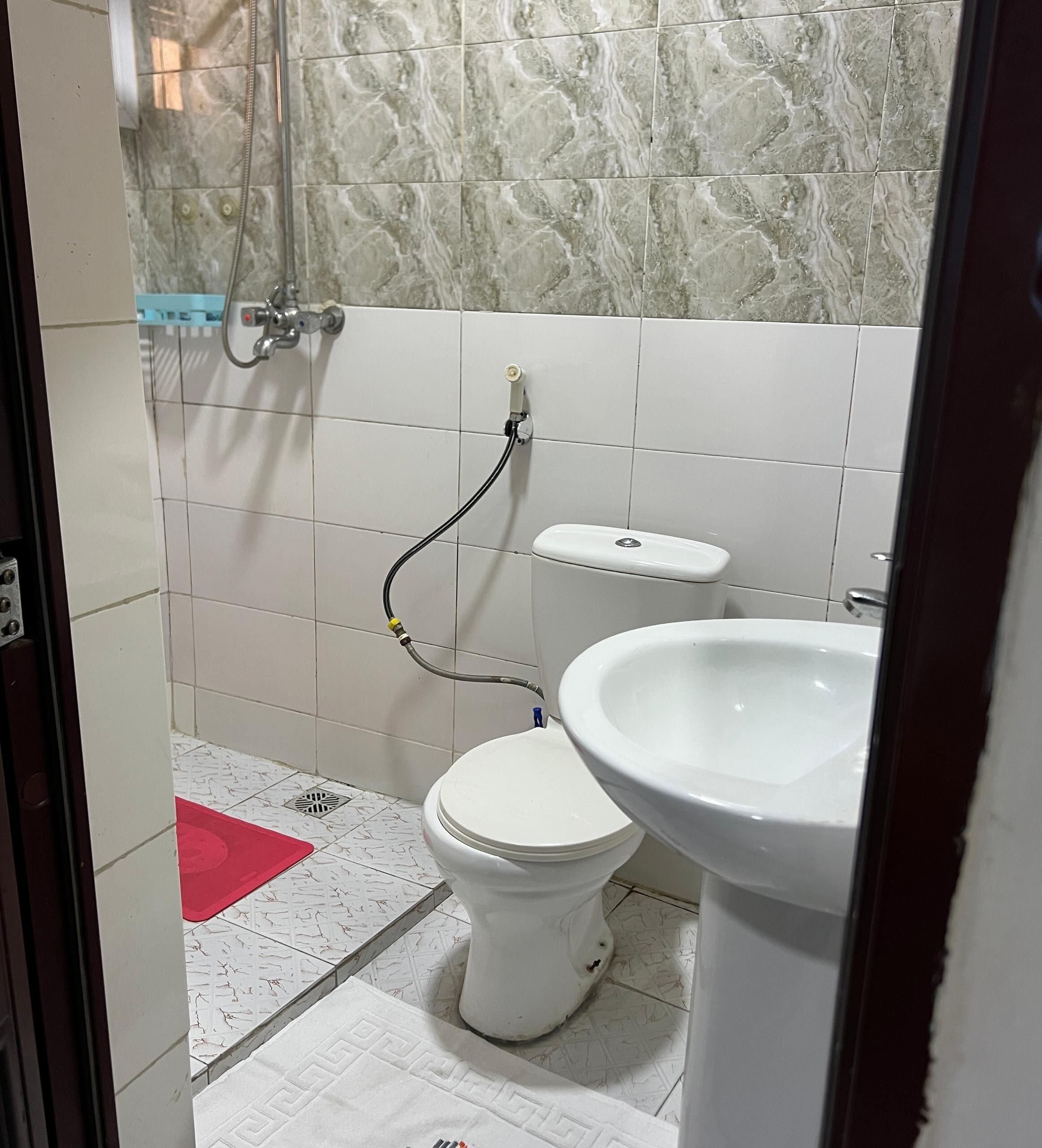 A bathroom with a toilet, bidet, and sink.