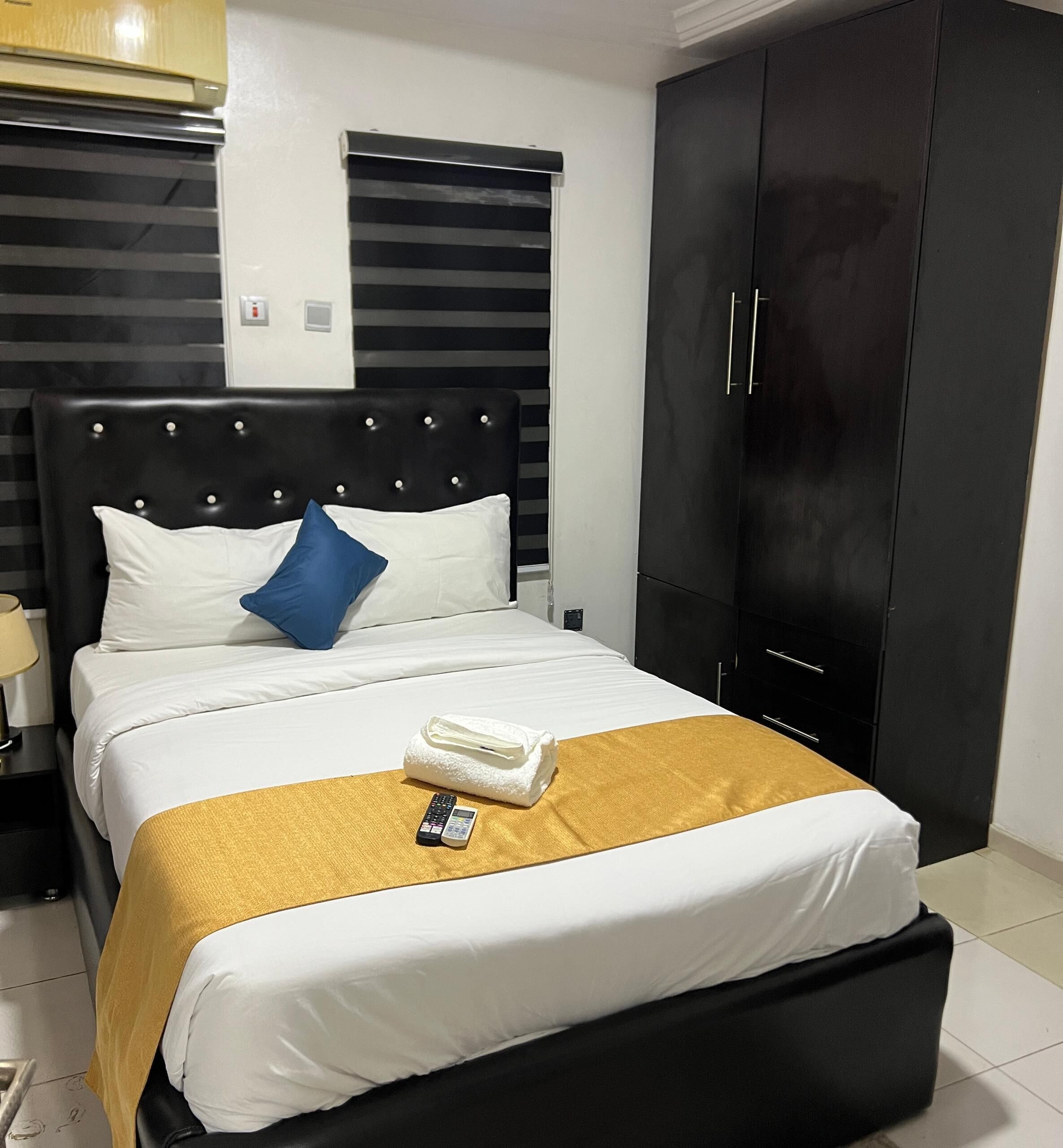 Skrivebord for bærbar PC og wi-fi (inkludert)