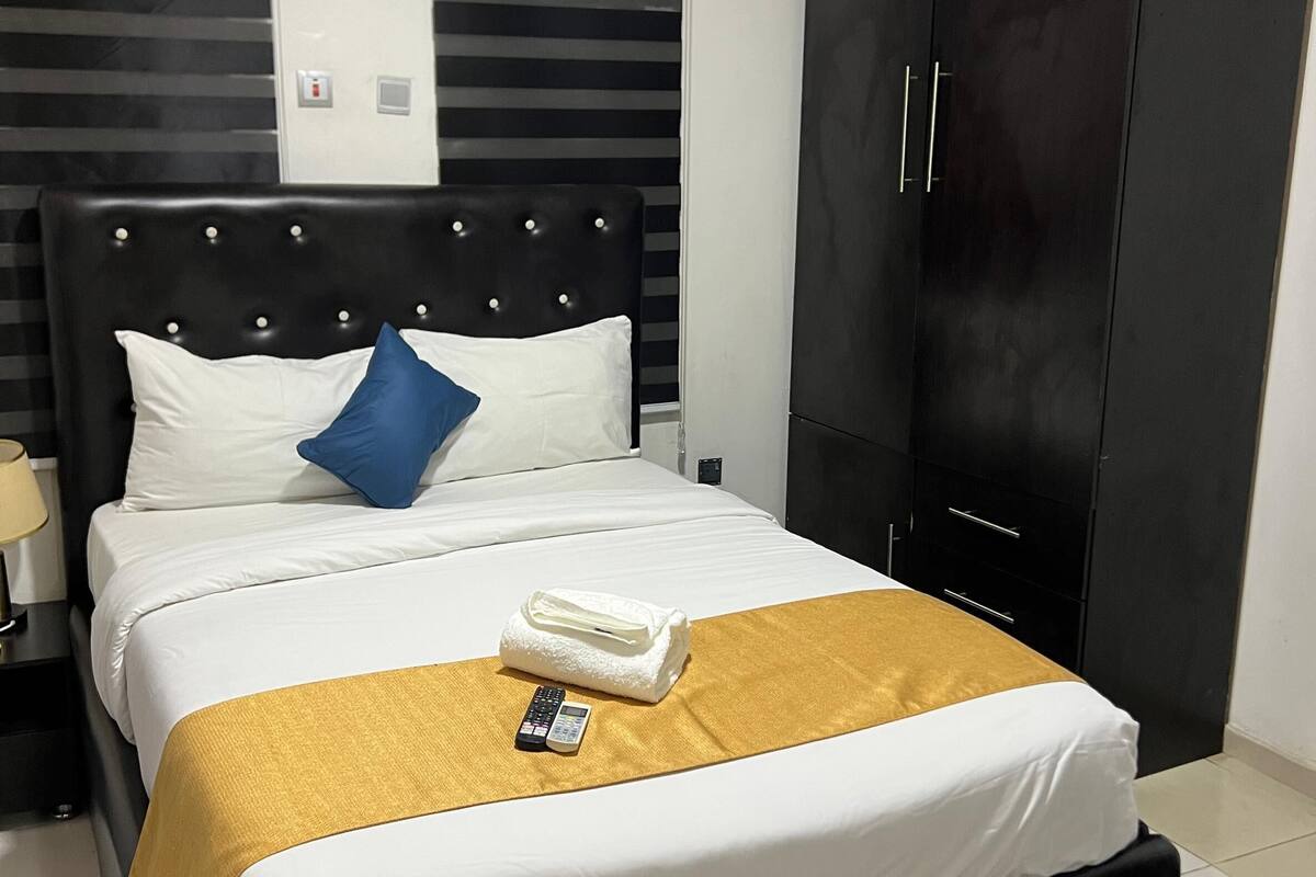 Skrivebord for bærbar PC og wi-fi (inkludert)