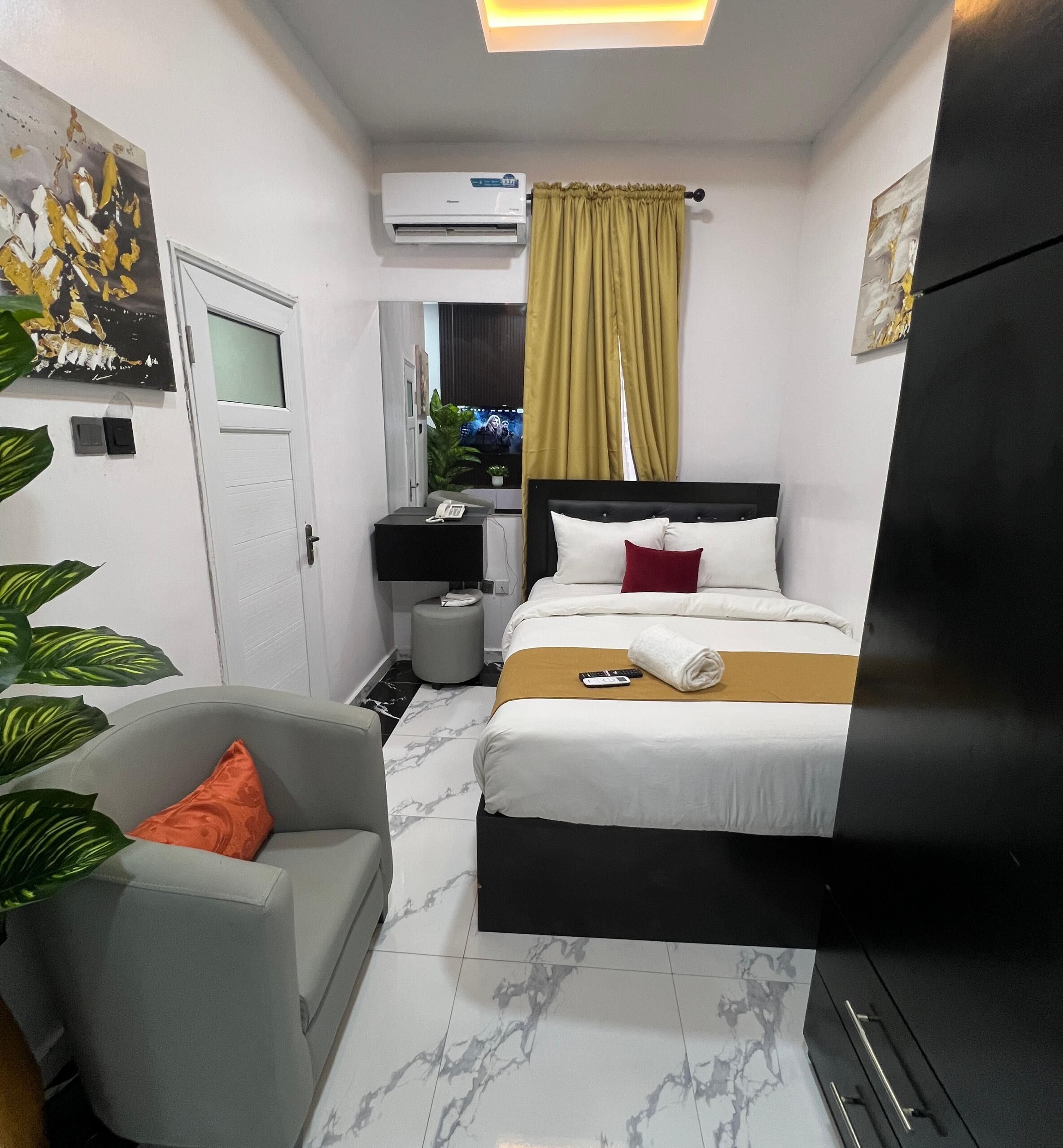 Studio – superior | Skrivebord for bærbar PC og wi-fi (inkludert)