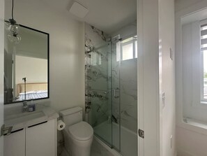 Hair dryer, towels - Pristine Brand New Duplex, Prime Location! (Vancouver)