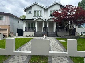 Exterior - Pristine Brand New Duplex, Prime Location! (Vancouver)