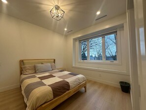 Desk, iron/ironing board, WiFi, bed sheets - Pristine Brand New Duplex, Prime Location! (Vancouver)